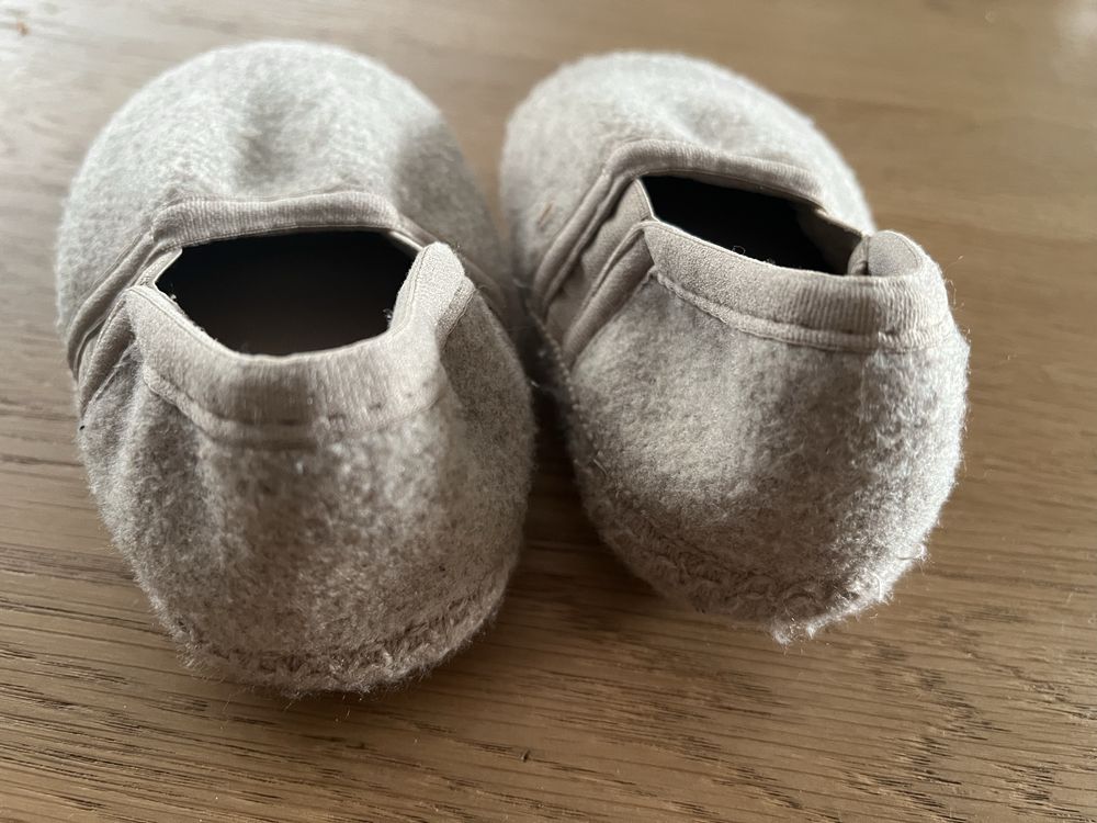 Zara Home Kids nowe antypoślizgowe kapcie 22-23 beżowy filc
