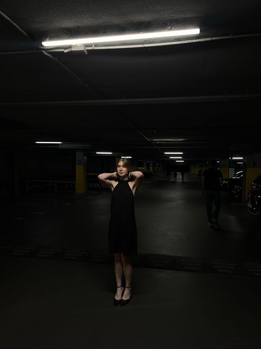 вечірнє коктейльне плаття чорне з вікритою спиною