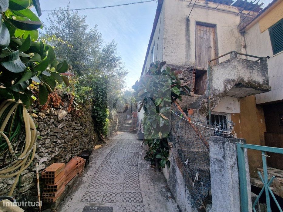 Moradia de Rés do Chão e Andar para Reconstruir