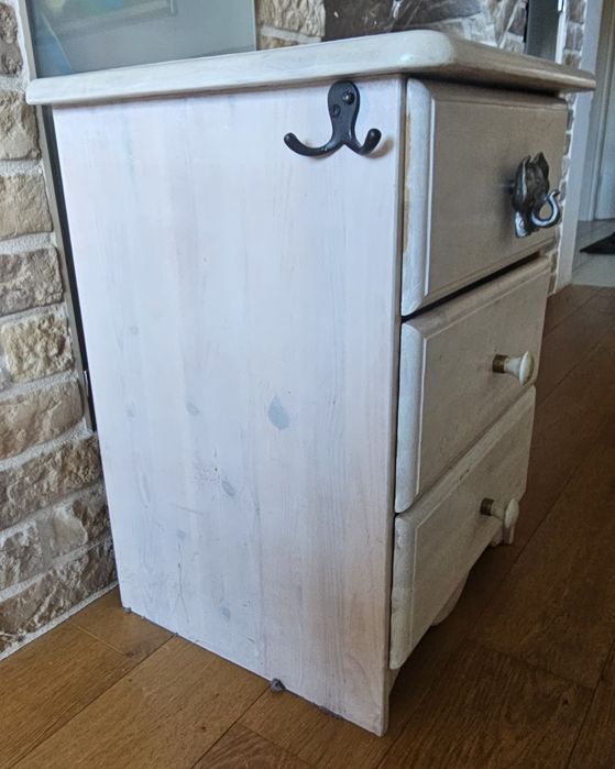 Drewniana Szafka nocna bielona