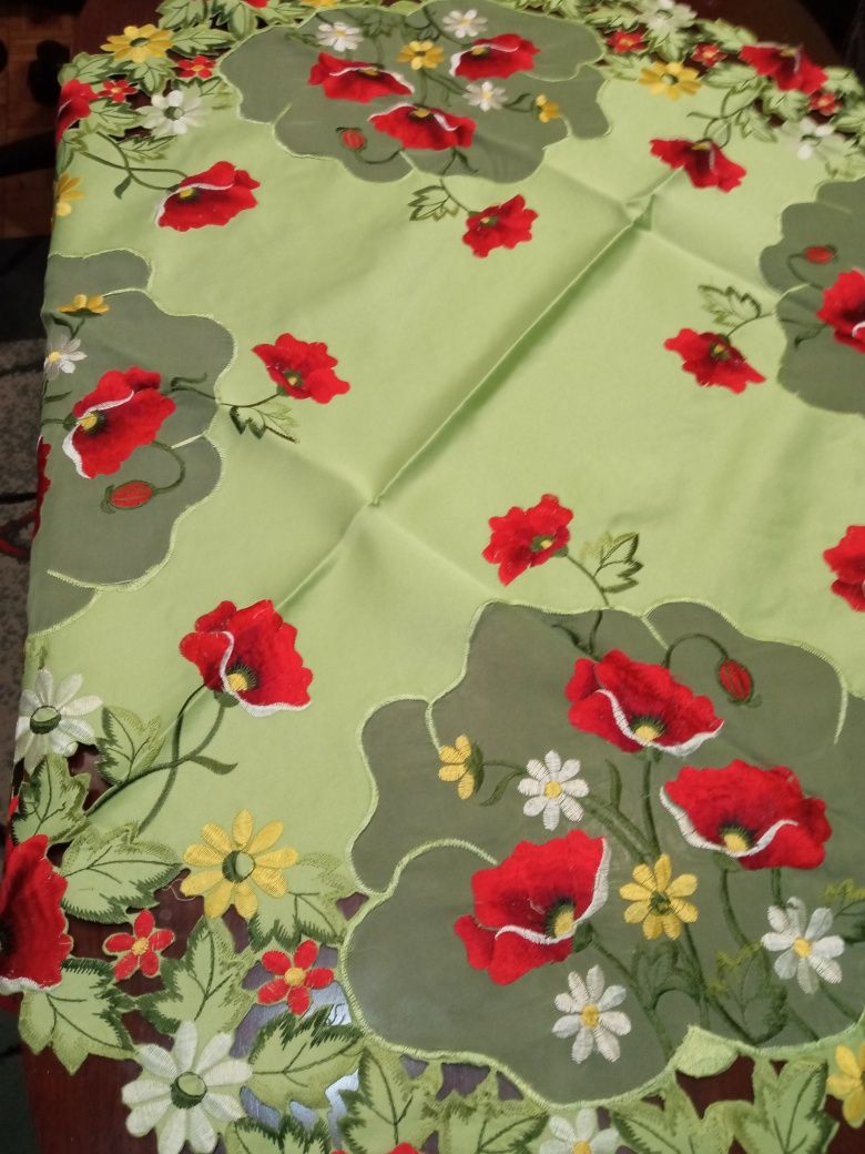 Obrus poliestrowy kwadratowy haftowany o boku 85 cm
