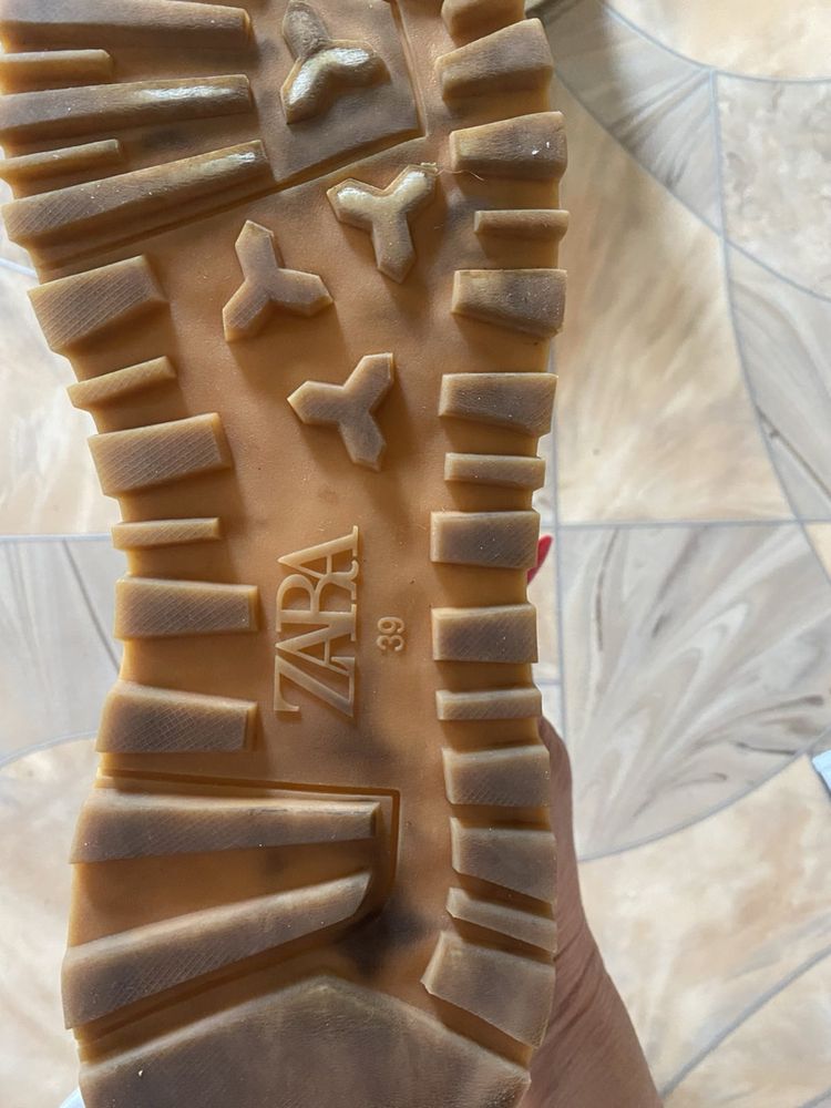 Кроссовки zara        .