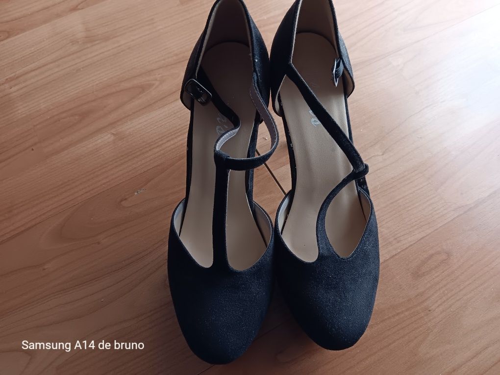 Vendo 4 pares de sapatos