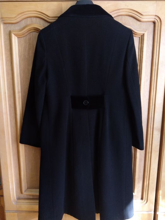 Новое элегантное шерстяное пальто черного цвета.