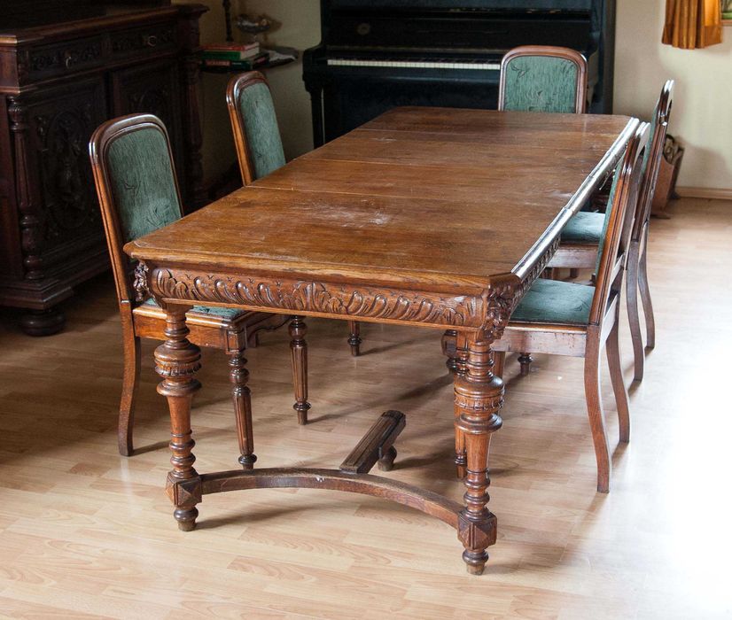 zabytkowy rozkładany stół drewniany i 5 krzeseł