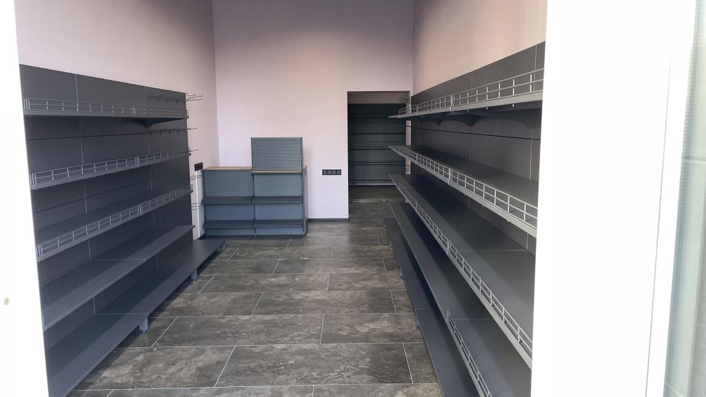 Стелажі з полицями та перфоровані, гачки