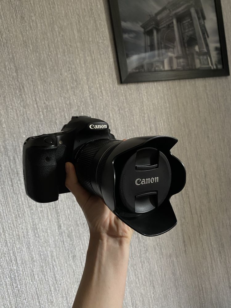 Canon EOS 60D з обʼєктивом EF-S 18-135 IS