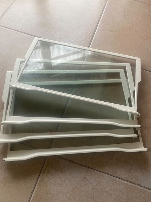 Prateleiras e Porta-garrafas de Frigorífico