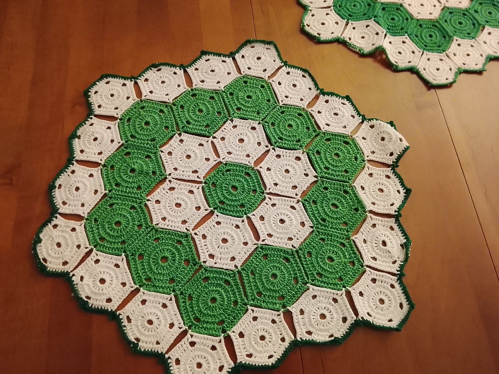 Conjunto de três naperons em crochê feitos á mão