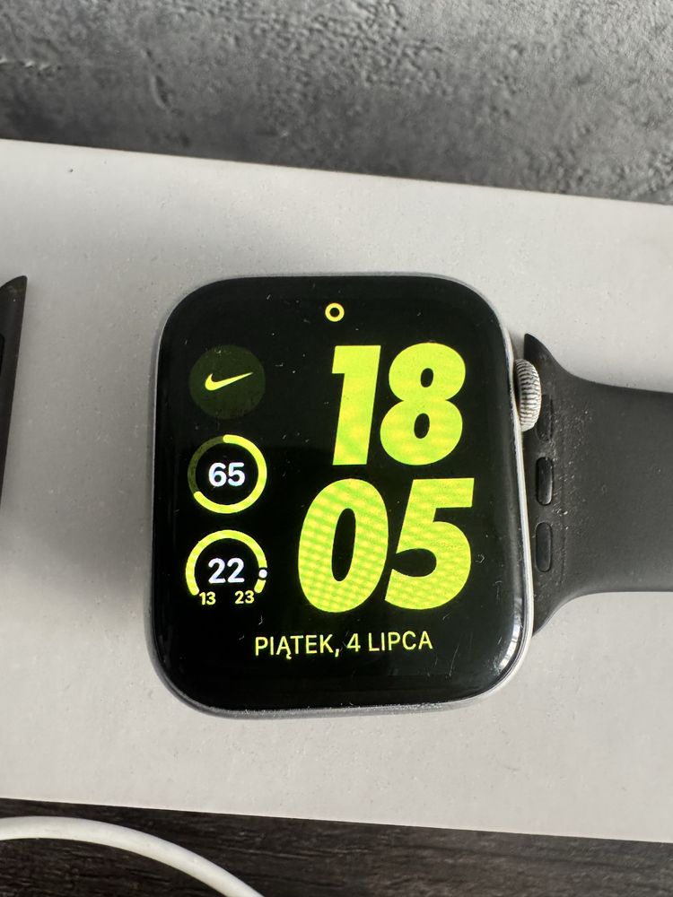 Apple Watch Series 5 44 mm + 3 paski