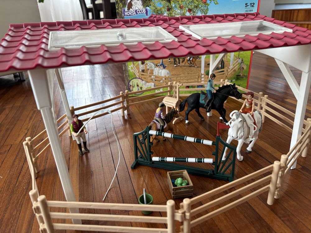 Schleich 42389- szkoła jeździecka z końmi i dżokejkami
