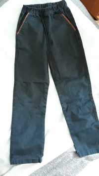 Granatowe spodnie chłopięce na gumie