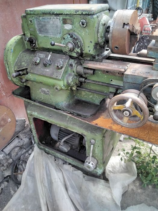 Токарний станок в хорошому стані