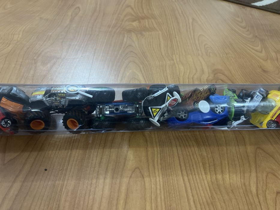 Tubo com + de 30 Carrinhos Metálicos e Monster Trucks