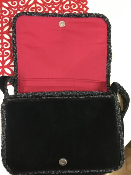 Carteira preta étnica bordada com padrões florais