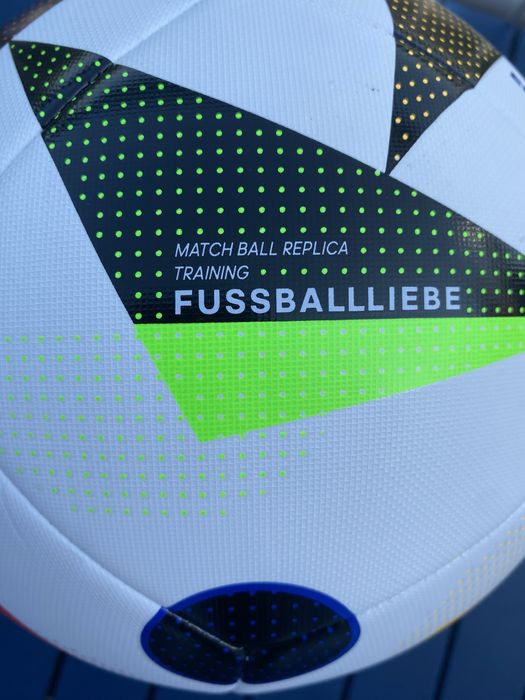 Nowa piłka Adidas Euro 2024 Fussballliebe autograf Szymon Marciniak