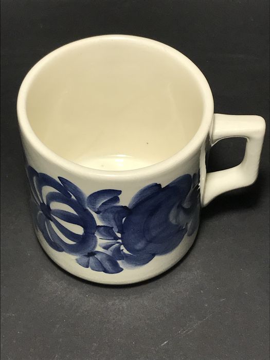Fajans Włocławek kubek z uchem kobalt