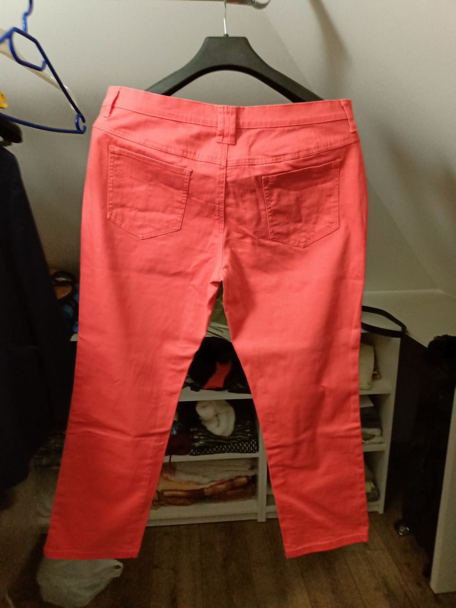 Spodnie jeansowe jasnym malinowym kolorze
