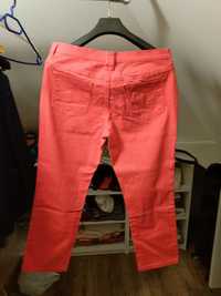 Spodnie jeansowe jasnym malinowym kolorze