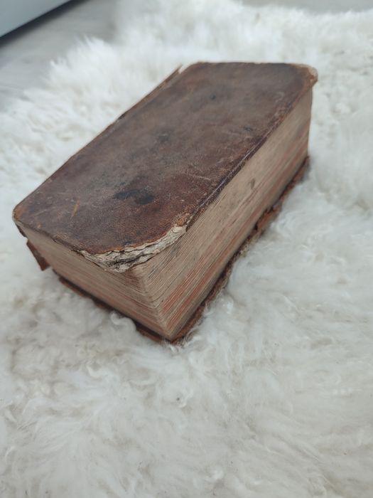 Старовинна книга збірник законів Франції та ікона Божої матері з дитин