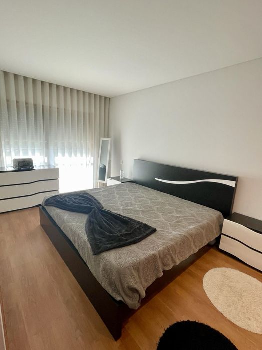Cama 2m x 2 m branca e preta