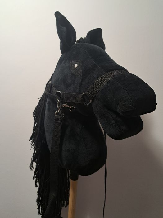 Hobby horse  bardzo ładny czarny koń na kiju z uzdą