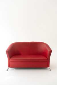 Czerwona sofa z ekoskóry
