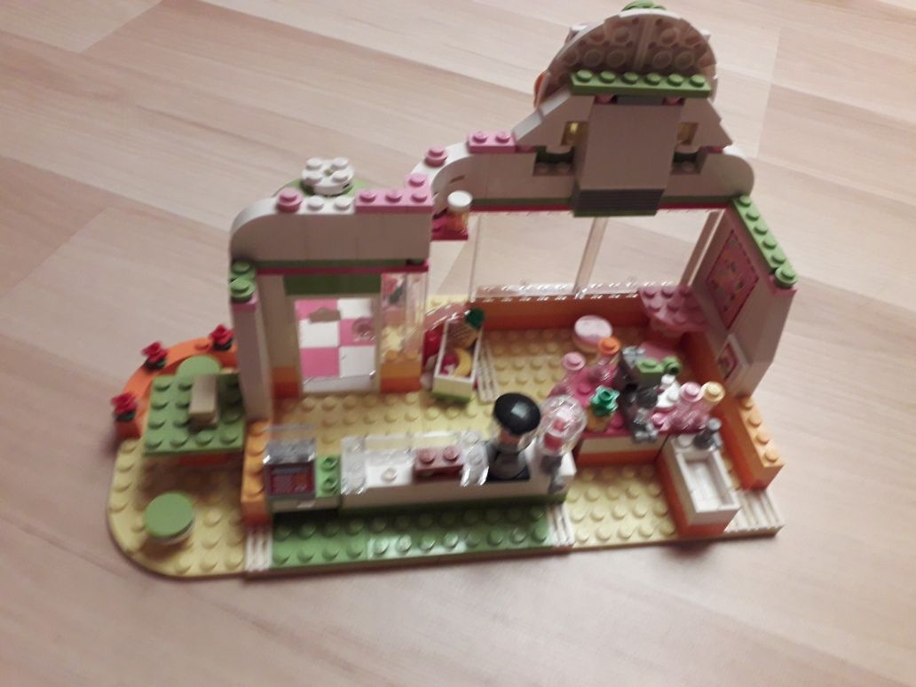 Lego friends bar z sokami.