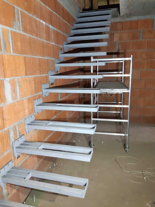 Stelaż schody półkowe, wiszące wspornikowe GWARANCJA