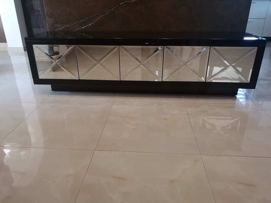 Ekskluzywna lustrzana komoda. Rtv glamour. Lustro fazowane.