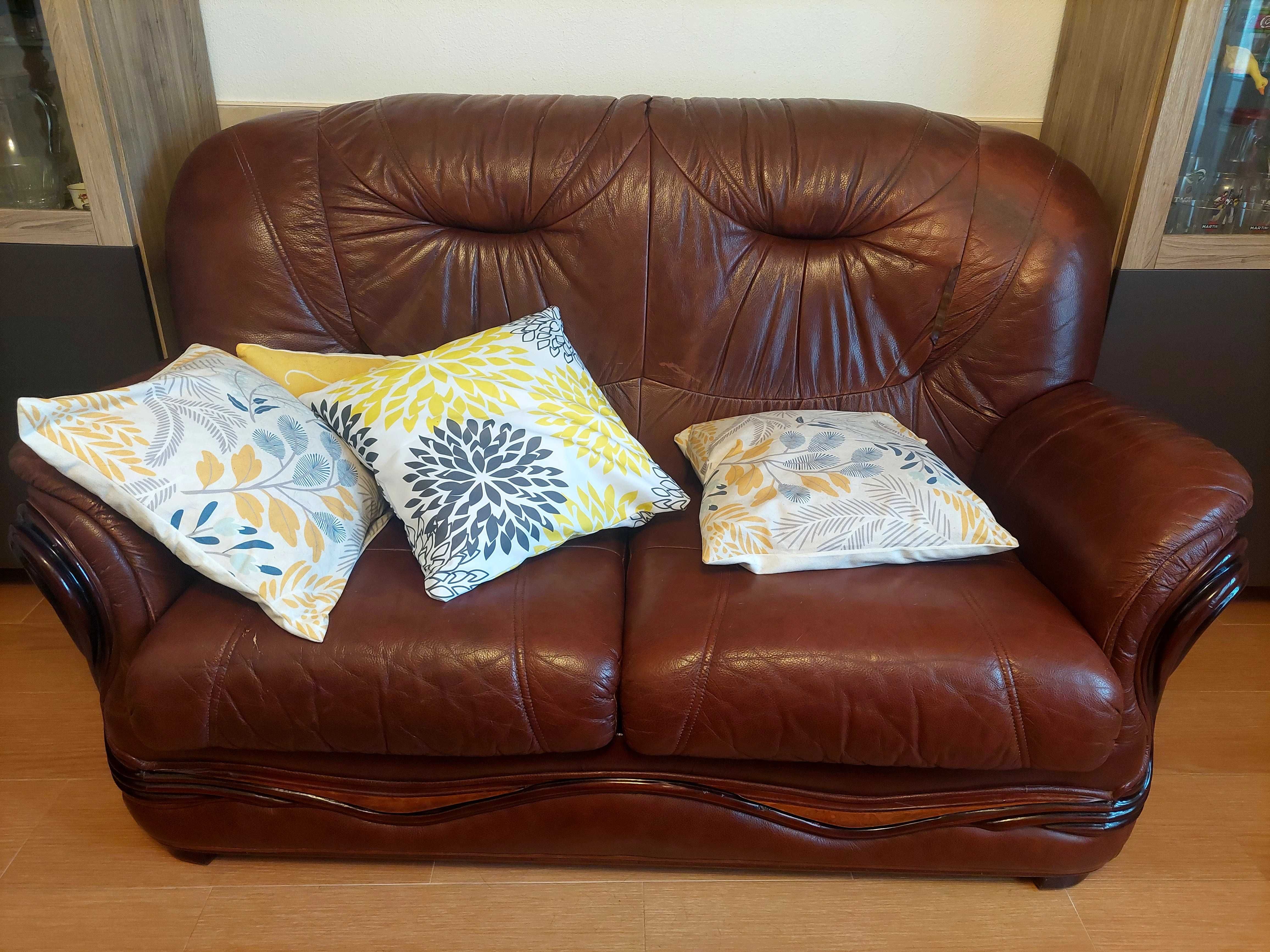 Sofas em Pele + mesa de apoio