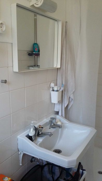 Quarto Individual c/ WC Partilhado – Single Room with shared bathroom
