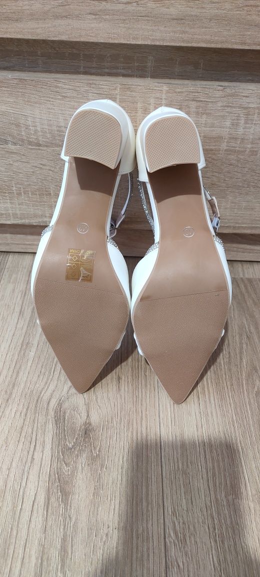 Buty białe na słupku