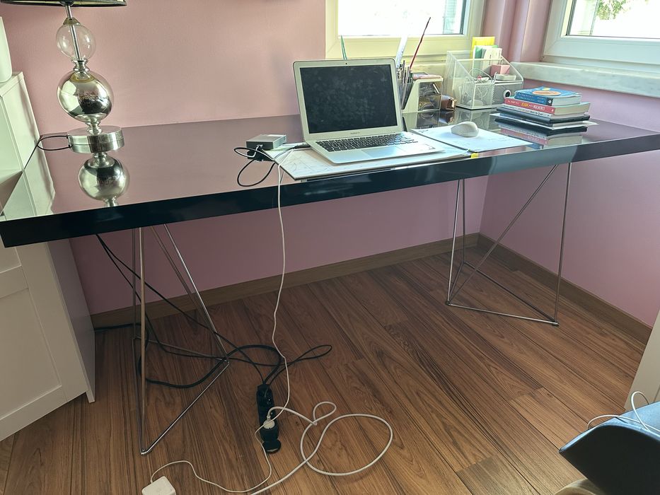 Secretaria/aparador preto brilho grande e em bom estado