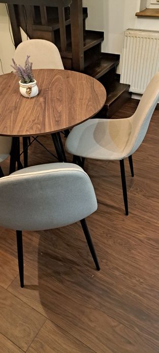 Stół i 4 krzesła wyprane