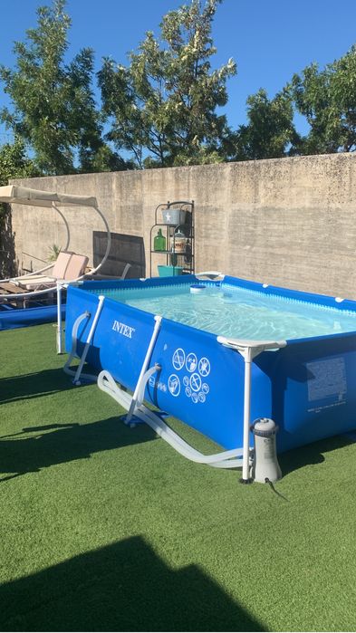 Vendo piscina Intex com motor como nova, com cobertura