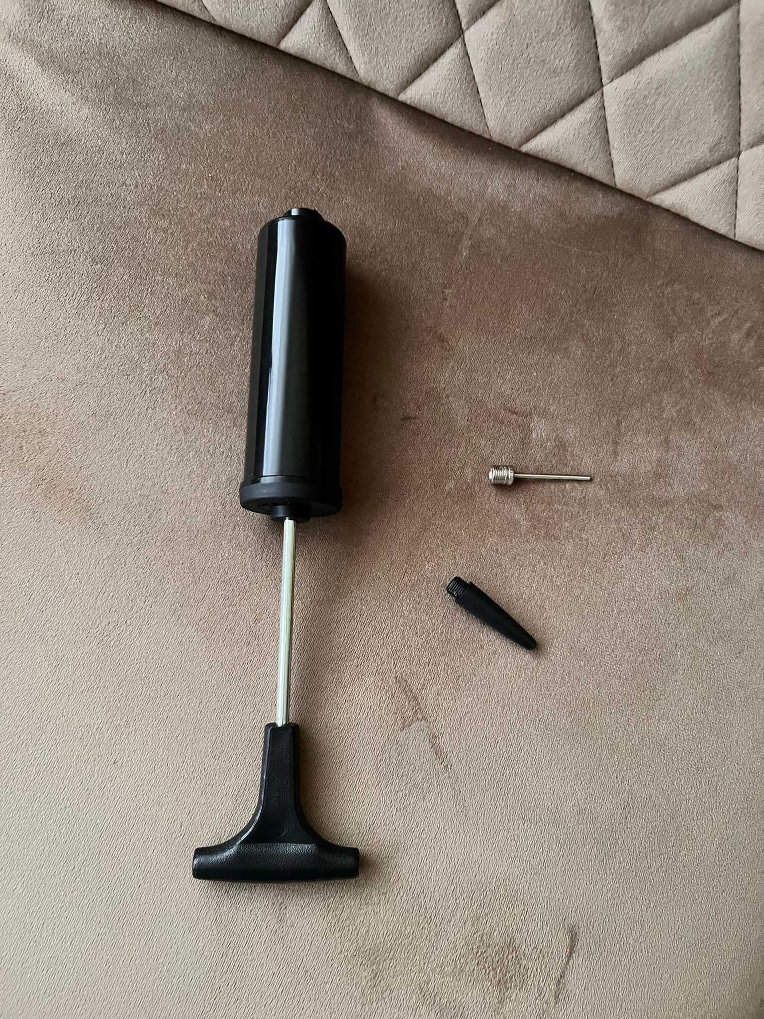 Mini podręczna pompka. długość 17 cm. szerokość 3,5 cm.