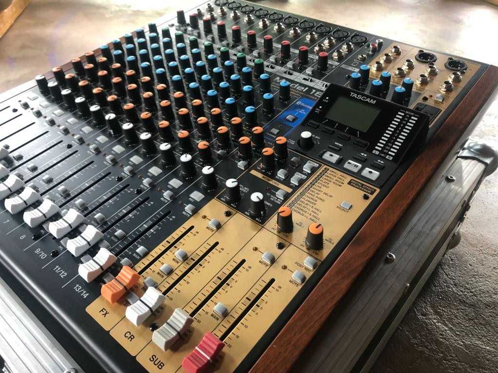 Tascam Model 16  i Case