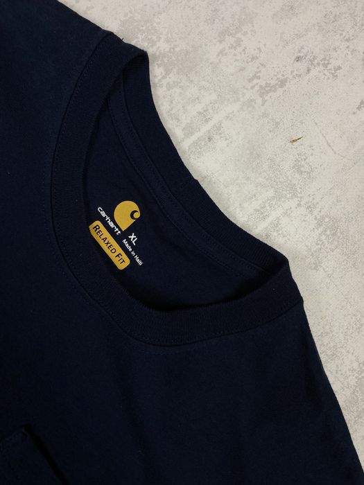Темно-синя майка carhartt з кишенею та логотипом