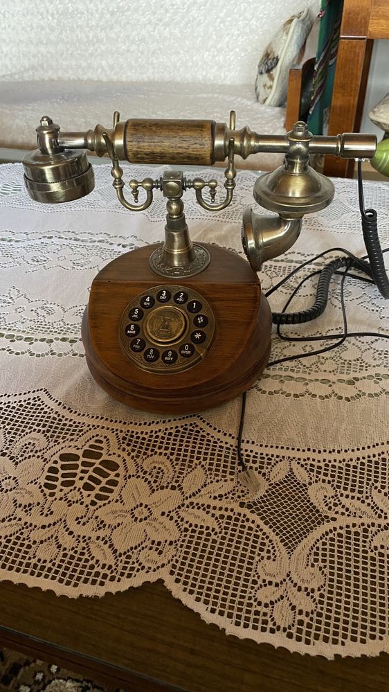 Retro telefon stacjonarny stylizowany na zabytek