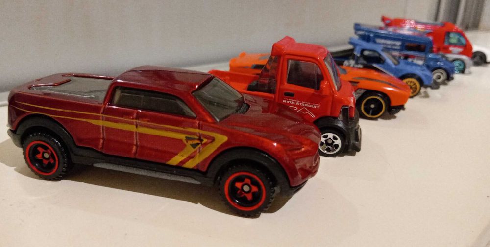 Hot Wheels e outros - 14 carros - Lote ou carros isolados