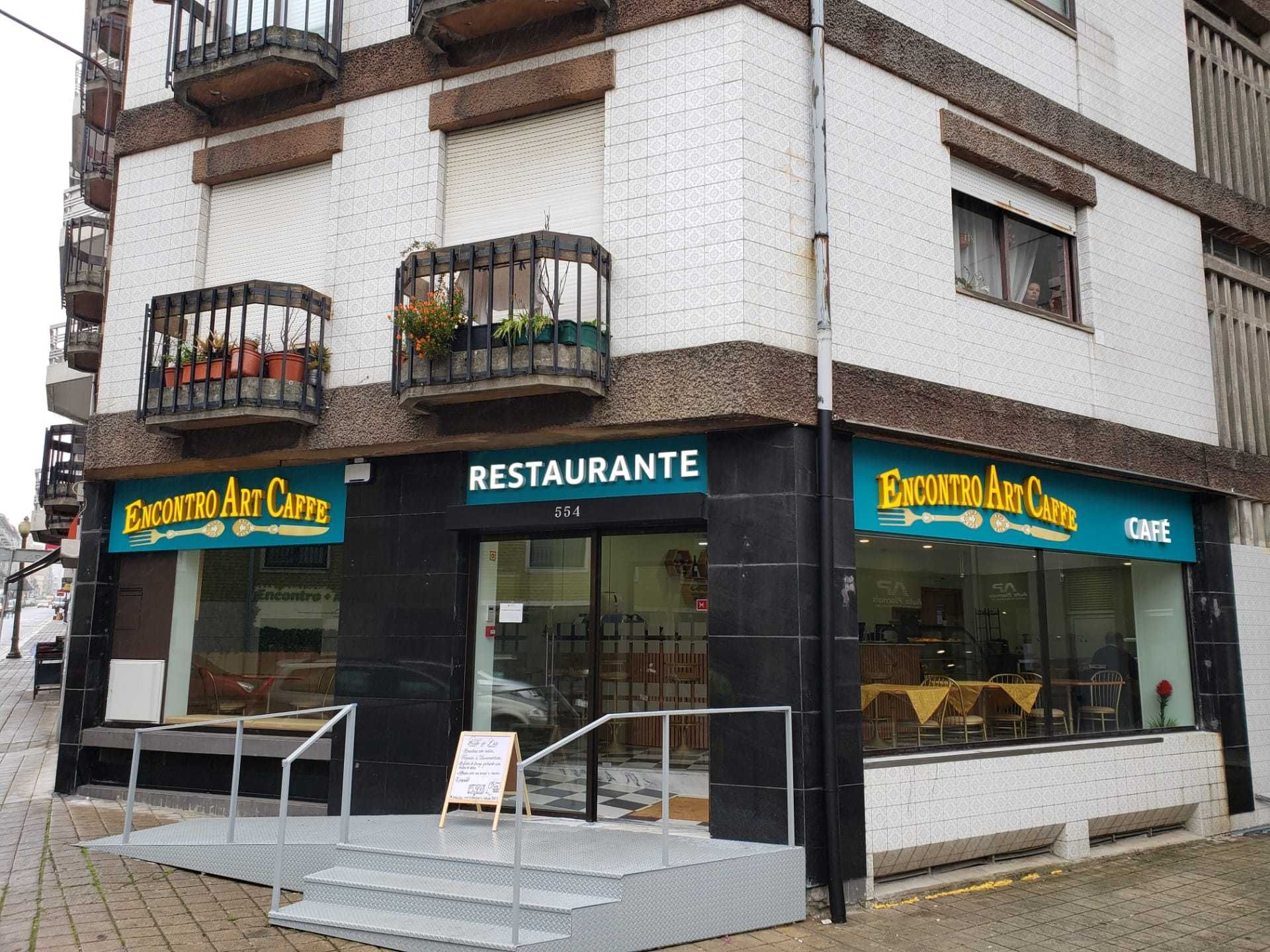 Negócio à venda restaurante equipado com karaokê e espaço de eventos.