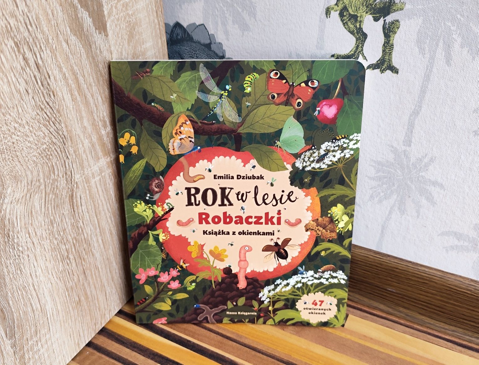 Rok w lesie robaczki książka z okienkami