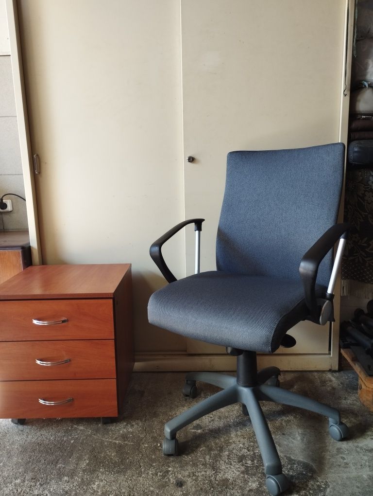 Продам крісла офісні