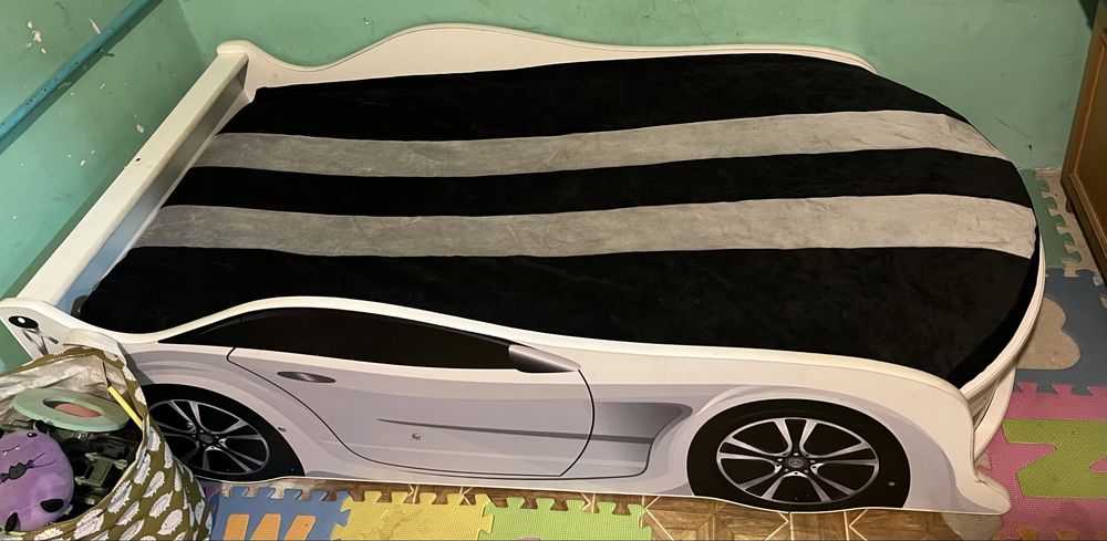 Ліжко-машинка для хлопчика