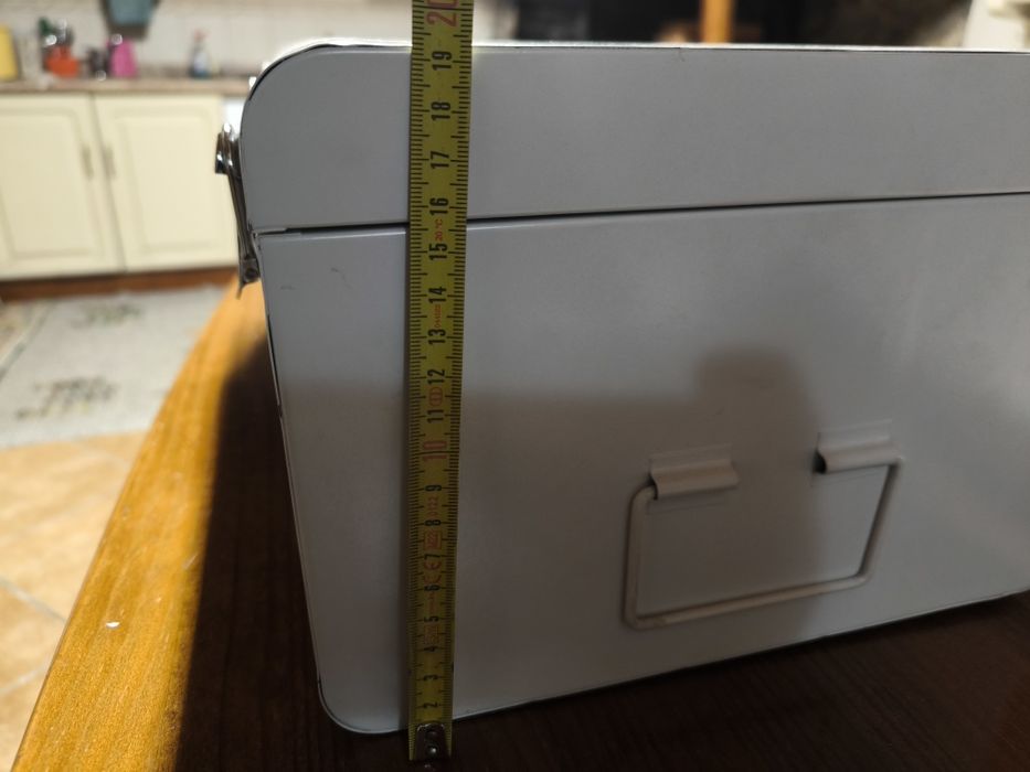 Caixa metálica branca com fechos.
Caixa metálica de cor branca, ideal