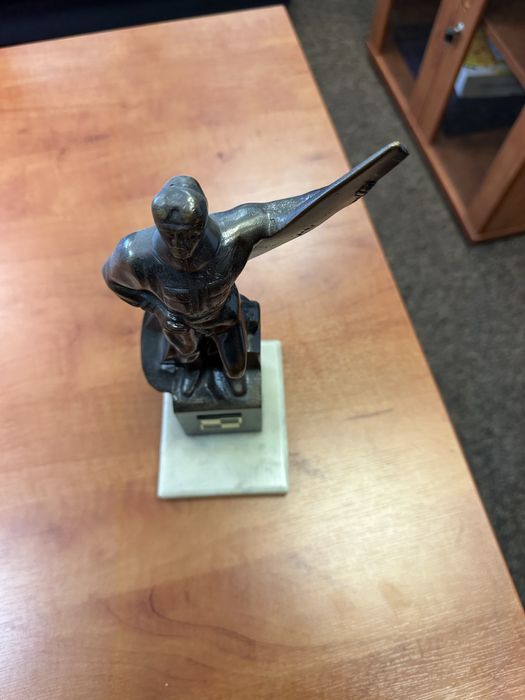 Pomnik lotnika, rzeźba mosiądz