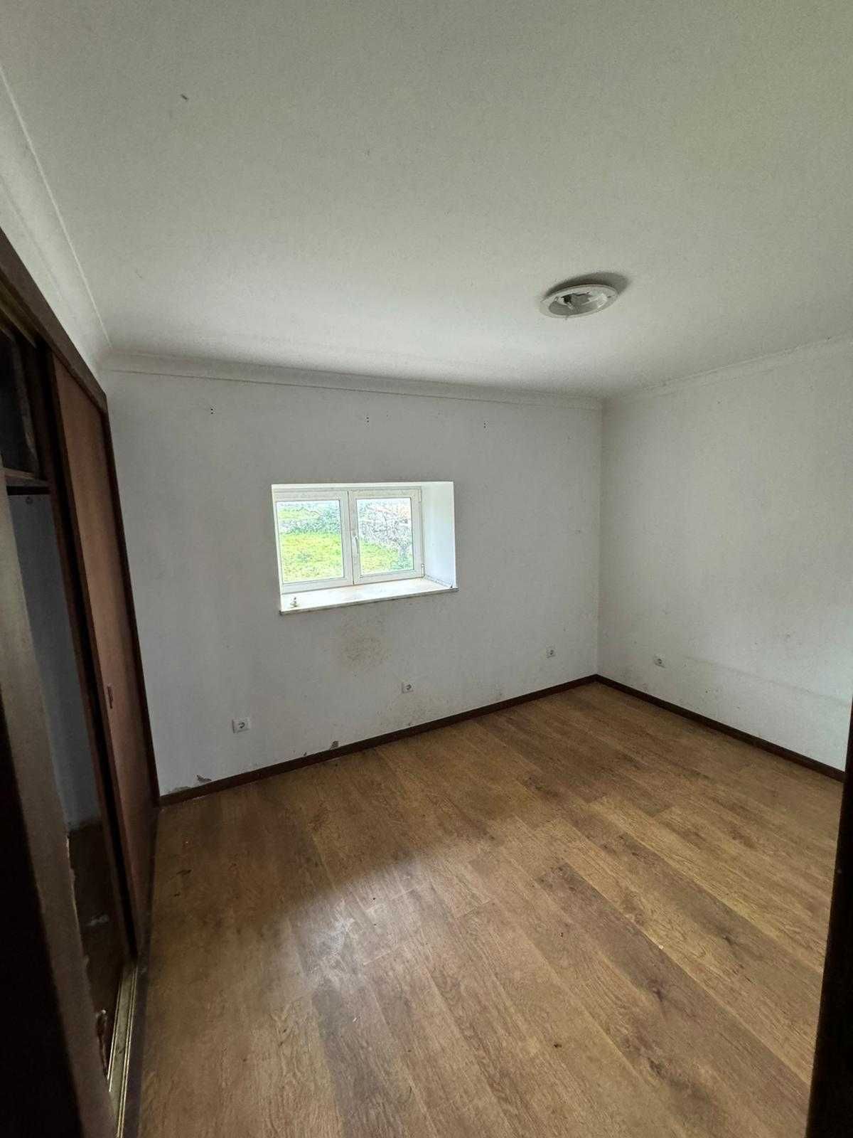 Vende-se moradia,  anexos  e terrenos adjacentes