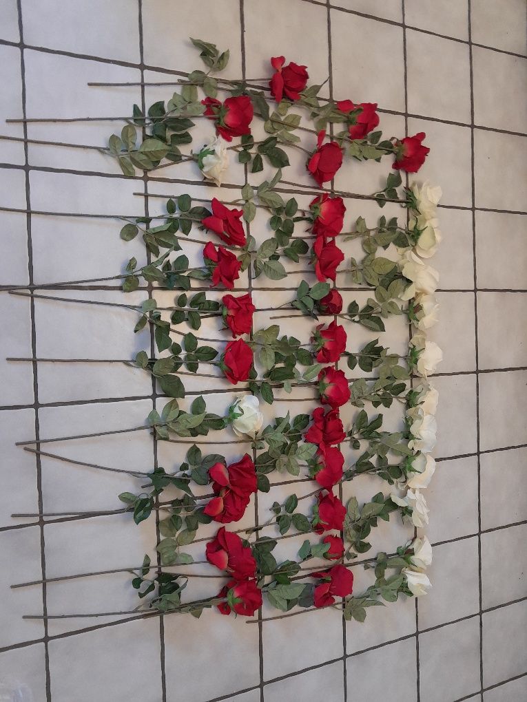 Sztuczne róże czerwone i białe
