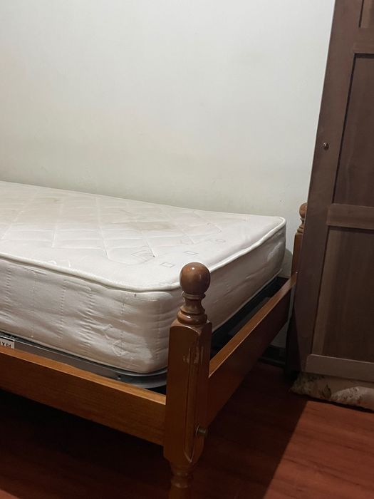 Mobilia de quarto usada (cama e mesinha de cabeceira)
